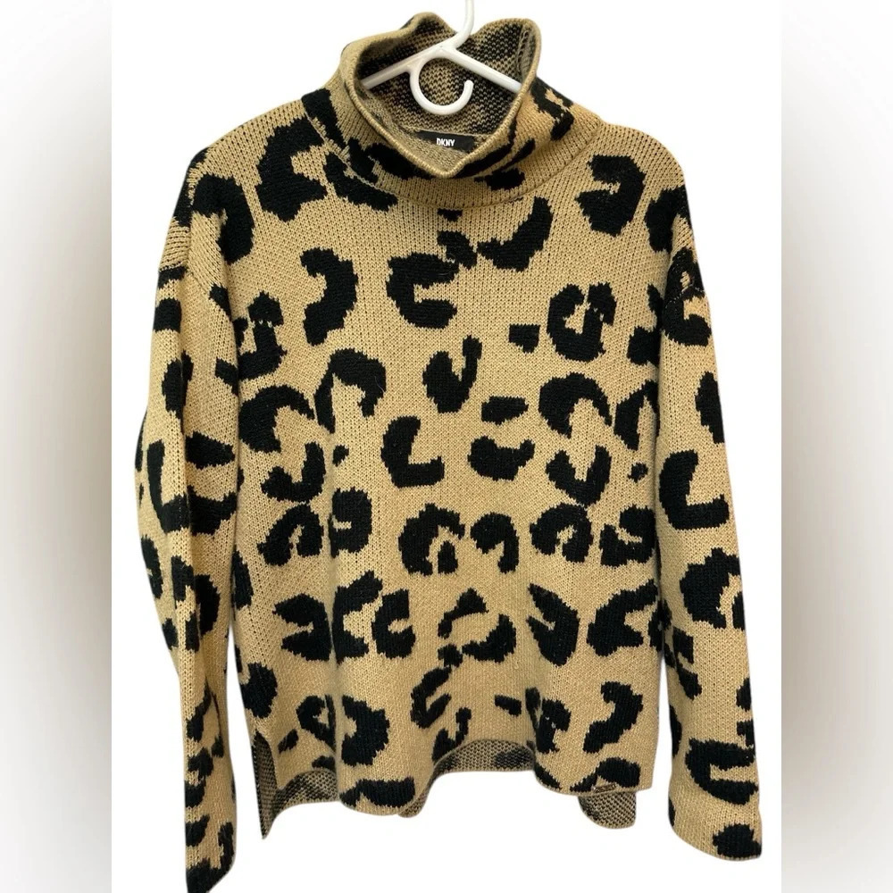 DKNY TURTLENECK LEOPARD PRINT SWEATER